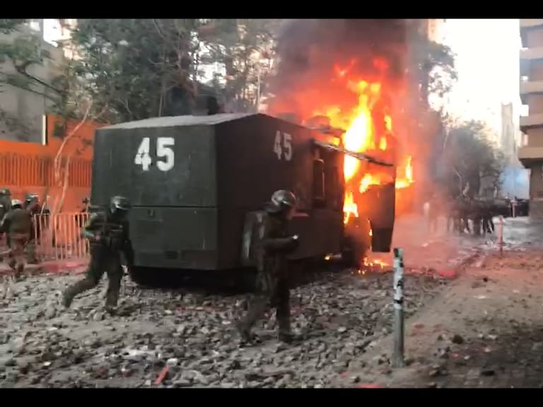 Se registró incendio de carro lanza agua de Carabineros en cercanías de Plaza Baquedano