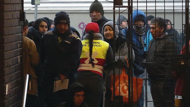 “Siempre la misma hue...”: el furioso reclamo de pasajeros tras problemas en el Metro de Santiago