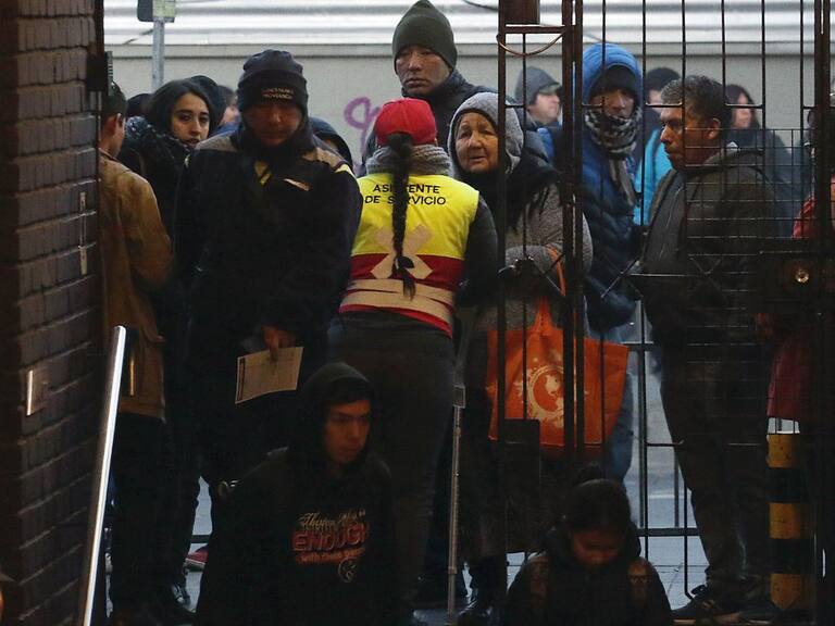“Siempre la misma hue...”: el furioso reclamo de pasajeros tras problemas en el Metro de Santiago