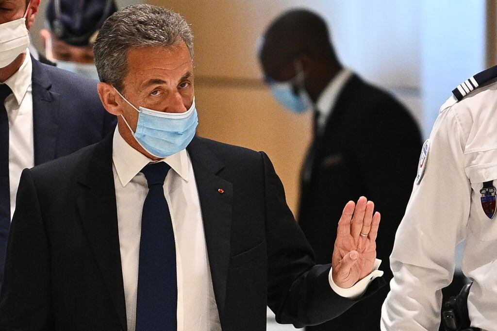 Sarkozy saluda al llegar a los tribunales de justicia en París