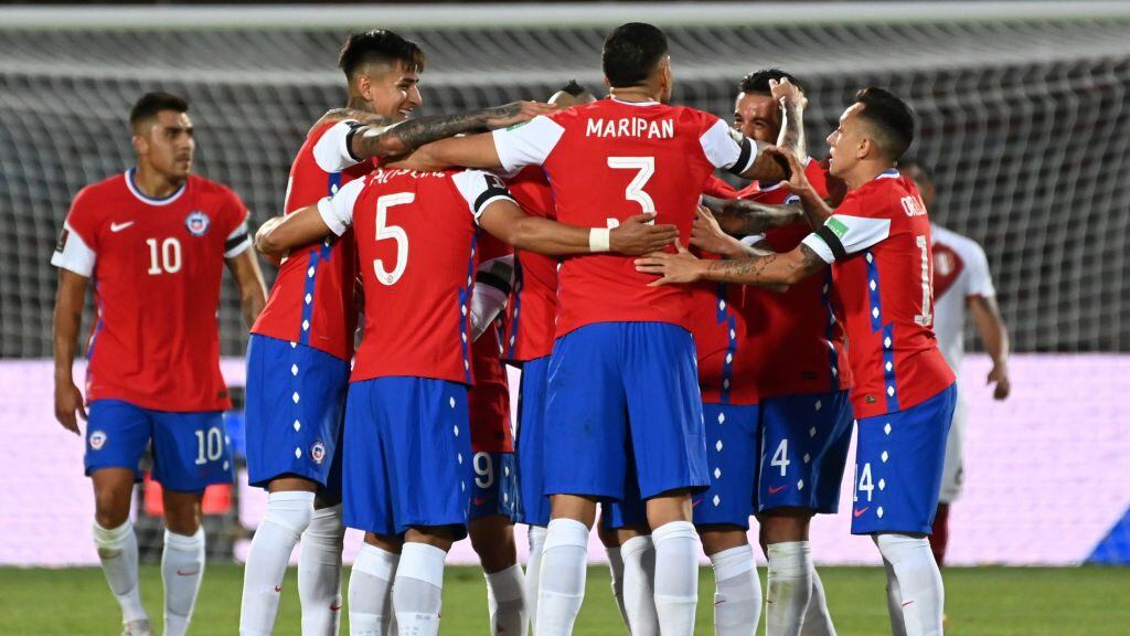 SANTIAGO, CHILE - NOVEMBER 13: Arturo Vidal of Chile celebrates after scoring the first goal of his team with teammates during a match between Chile and Peru as part of South American Qualifiers for Qatar 2022 at Estadio Nacional de Chile on November 13, 2020 in Santiago, Chile. (Photo by Martin Bernetti-Pool/Getty Images)