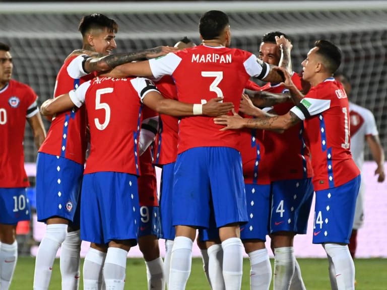 SANTIAGO, CHILE - NOVEMBER 13: Arturo Vidal of Chile celebrates after scoring the first goal of his team with teammates during a match between Chile and Peru as part of South American Qualifiers for Qatar 2022 at Estadio Nacional de Chile on November 13, 2020 in Santiago, Chile. (Photo by Martin Bernetti-Pool/Getty Images)