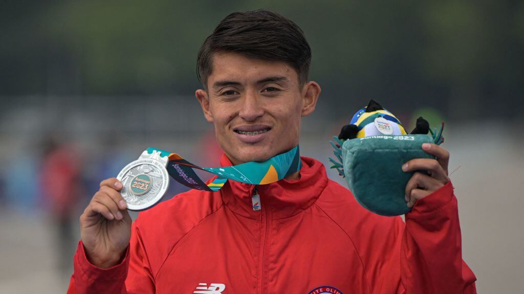 Se llevaron hasta sus zapatillas para competir: atleta Hugo Catrileo denuncia robo al interior de su auto en Temuco