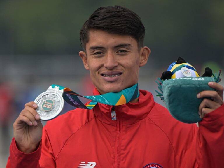 Se llevaron hasta sus zapatillas para competir: atleta Hugo Catrileo denuncia robo al interior de su auto en Temuco