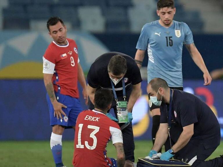 Chile's Erick Pulgar receives medical assistance during the Conmebol Copa America 2021 football tournament group phase match between Uruguay and Chile at the Pantanal Arena in Cuiaba, Brazil, on June 21, 2021. (Photo by DOUGLAS MAGNO / AFP) (Photo by DOUGLAS MAGNO/AFP via Getty Images)