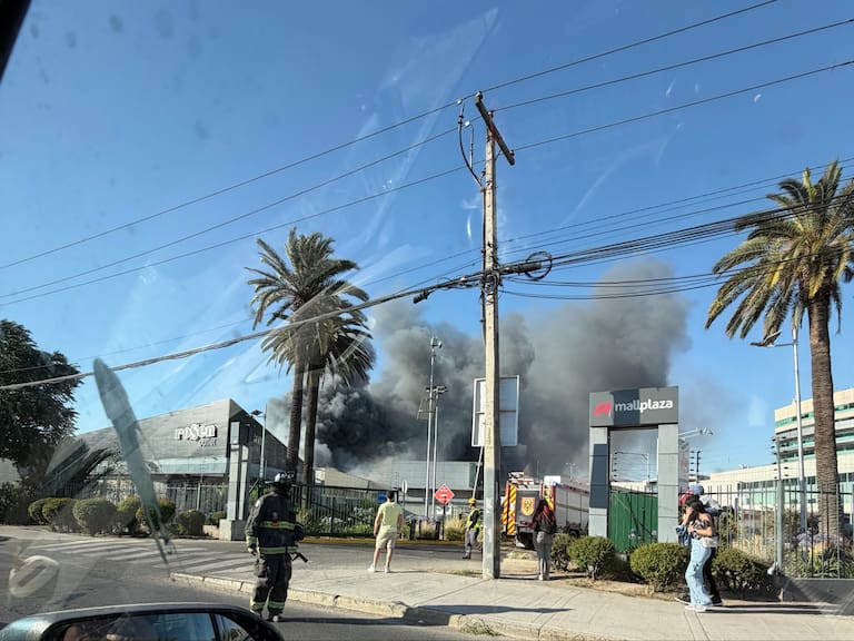 Huechuraba: reportan incendio en bodegas ubicadas al costado del Mall Plaza Norte