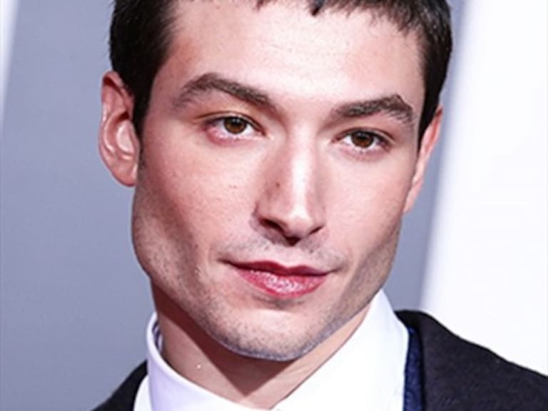 Ezra Miller mostró su look más raro y se convirtió en meme