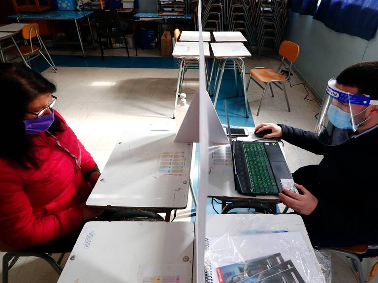 04 DE AGOSTO DE 2020/VALPARAISOUn funcionario de AFP Habitat entrega informacion a una mujer, luego que el Liceo Matilde Brandau fuera habilitado por la autoridad como local de informacion e inscripcion para el proceso de retiro de parte de los fondos de pensiones.
FOTO: LEONARDO RUBILAR CHANDIA/AGENCIAUNO