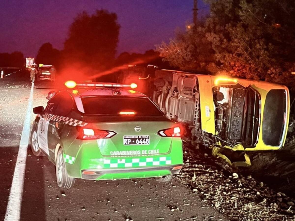 Bus con pasajeros se vuelca en La Araucanía: hay un fallecido y al menos ocho lesionados