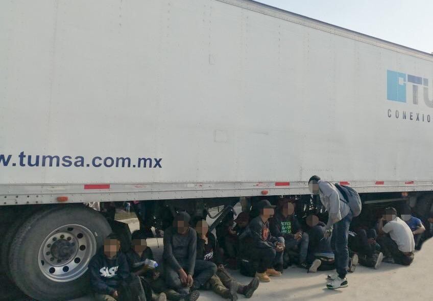 Inmigrantes fueron rescatados desde el interior de un camión en Veracruz