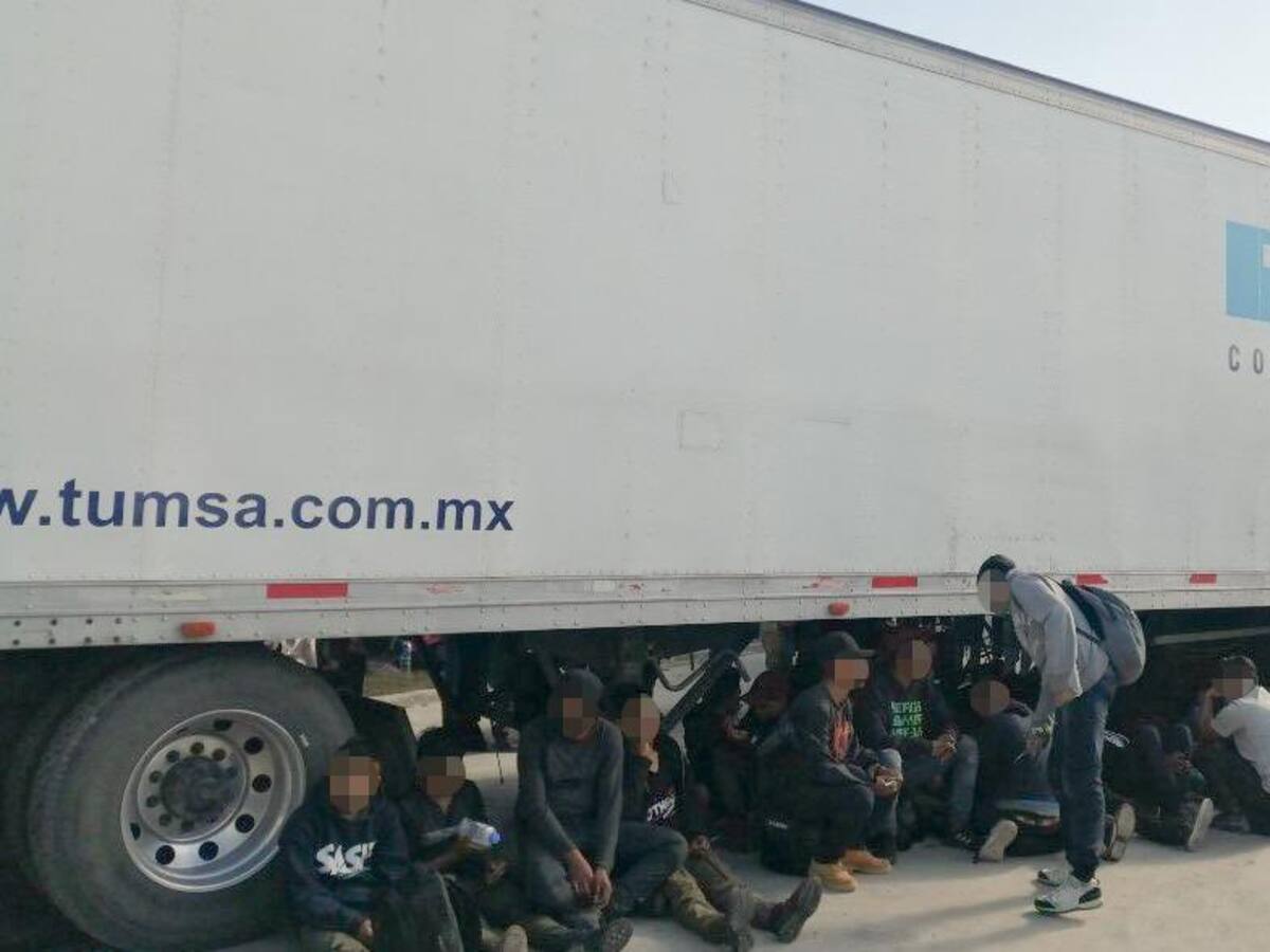 Policía encontró a 233 migrantes dentro de un tráiler abandonado al sur de México