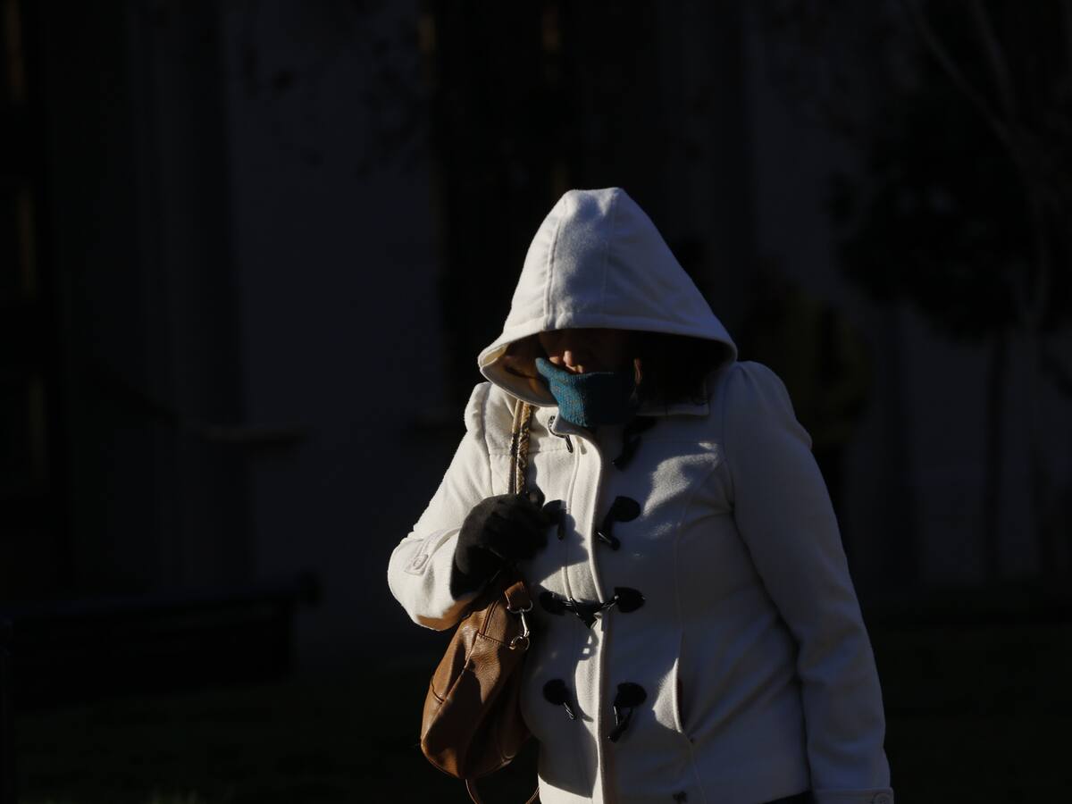 Frío polar en Santiago: emiten aviso por mínimas de hasta -4 °C en seis regiones de Chile este lunes