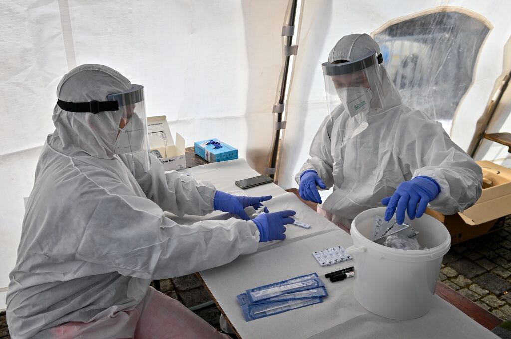 Trabajadores de la salud analizan exámenes del Covid-19 en Naumburg