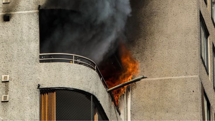 Emergencia en el centro de Santiago: incendio estructural afecta a edificio en Av. Manuel Rodríguez