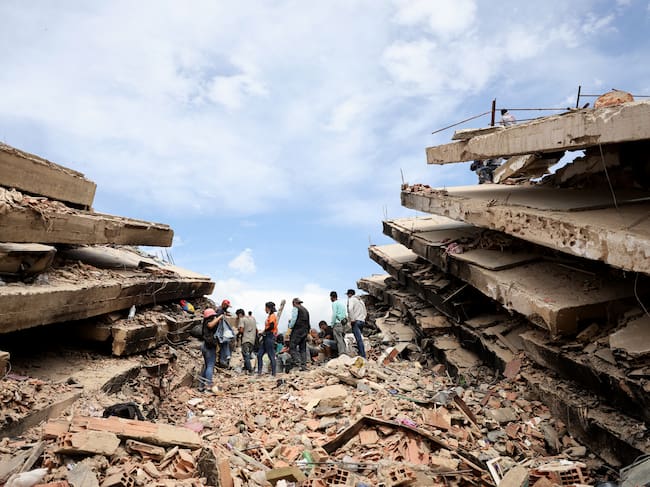 CARABELLADA, VENEZUELA - JUNE 28: Rescuers continue to search for victims and work at a collapsed building after a magnitude 7.2 earthquake struck Venezuela and other regions in the Caribbean, on June 28, 2026 in Carabellada, La Guaira, Venezuela. According to the U.S. Geological Survey (USGS), the main earthquake on June 24, 2026 was followed by a 7.5-magnitude aftershock less than a minute later. The number of fatal victims increased to more than 1000, while the number of injured people exceeded 3,000. More than 70,000 people are reported missing. (Photo by Jesus Vargas/Getty Images)