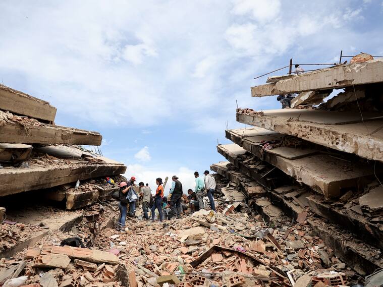 CARABELLADA, VENEZUELA - JUNE 28: Rescuers continue to search for victims and work at a collapsed building after a magnitude 7.2 earthquake struck Venezuela and other regions in the Caribbean, on June 28, 2026 in Carabellada, La Guaira, Venezuela. According to the U.S. Geological Survey (USGS), the main earthquake on June 24, 2026 was followed by a 7.5-magnitude aftershock less than a minute later. The number of fatal victims increased to more than 1000, while the number of injured people exceeded 3,000. More than 70,000 people are reported missing. (Photo by Jesus Vargas/Getty Images)