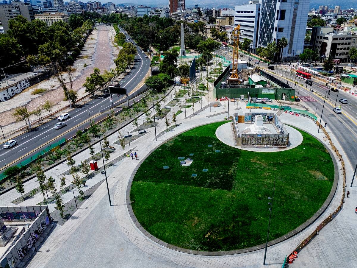 Remodelación de Plaza Baquedano cambia el flujo vehicular: estudio revela fuerte caída de velocidad en hora punta
