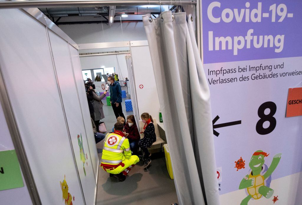 Menores de edad asisten a un centro de vacunación anticovid en Viena