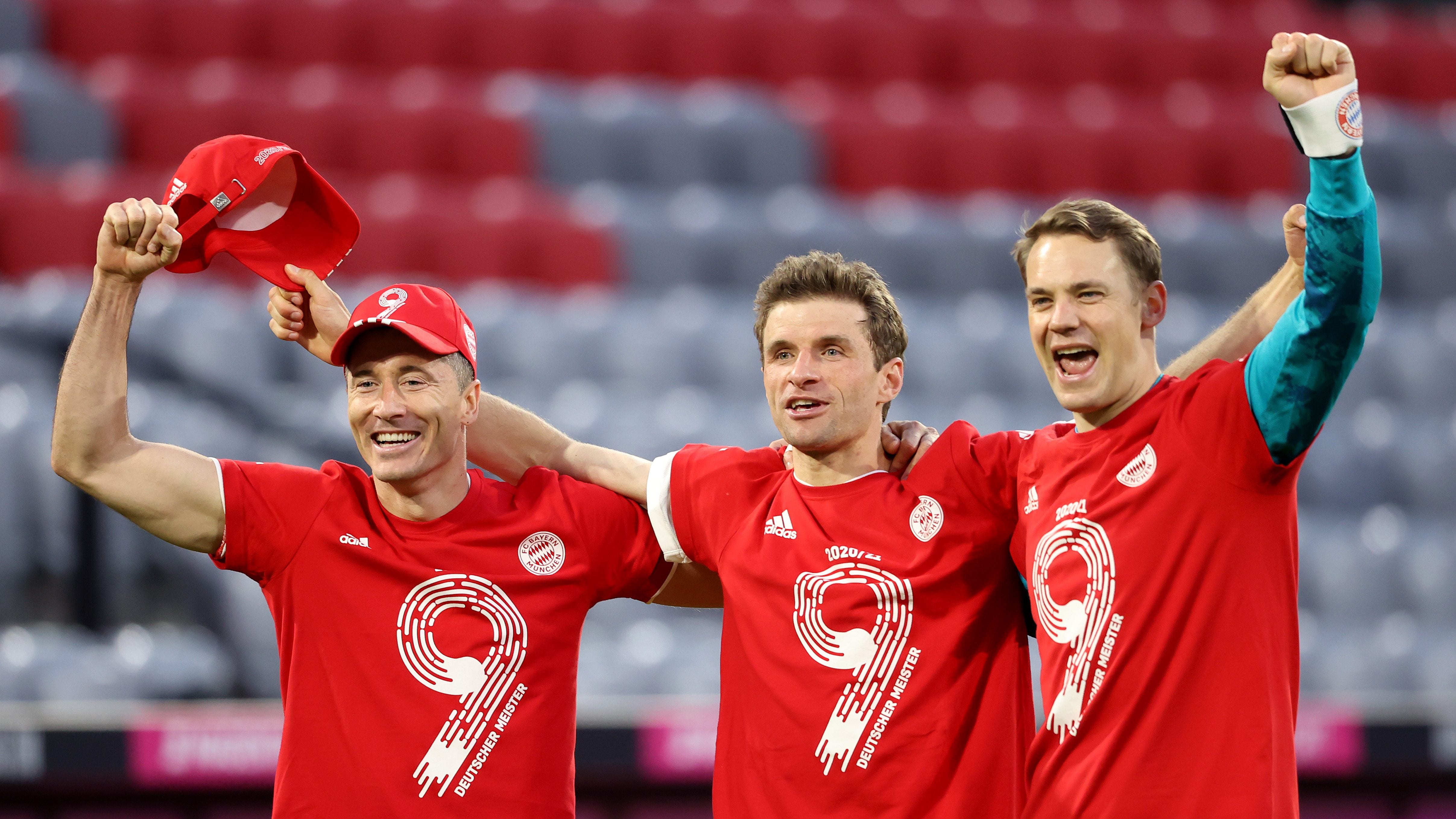 MUNICH, GERMANY - MAY 08: Robert Lewandowski, Thomas Mueller and Manuel Neuer of FC Bayern Muenchen celebrates winning the Bundesliga title after the Bundesliga match between FC Bayern Muenchen and Borussia Moenchengladbach at Allianz Arena on May 08, 2021 in Munich, Germany. Sporting stadiums around Germany remain under strict restrictions due to the Coronavirus Pandemic as Government social distancing laws prohibit fans inside venues resulting in games being played behind closed doors. (Photo by Alexander Hassenstein/Getty Images)