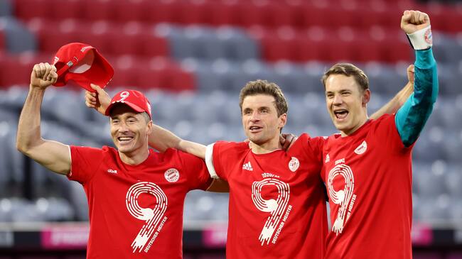MUNICH, GERMANY - MAY 08: Robert Lewandowski, Thomas Mueller and Manuel Neuer of FC Bayern Muenchen celebrates winning the Bundesliga title after the Bundesliga match between FC Bayern Muenchen and Borussia Moenchengladbach at Allianz Arena on May 08, 2021 in Munich, Germany. Sporting stadiums around Germany remain under strict restrictions due to the Coronavirus Pandemic as Government social distancing laws prohibit fans inside venues resulting in games being played behind closed doors. (Photo by Alexander Hassenstein/Getty Images)