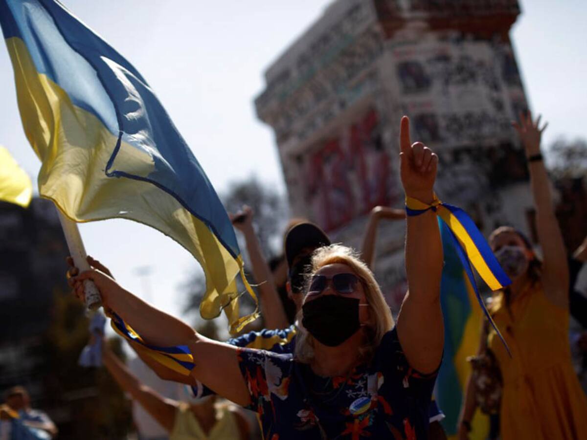 Manifestantes protestan frente a la Embajada de Rusia en Chile por guerra en Ucrania