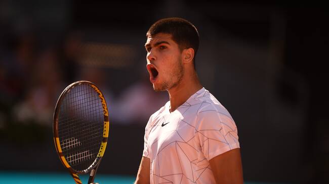 Carlos Alcaraz hace historia y derrota a Rafael Nadal en Madrid