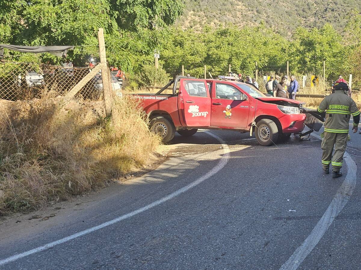 Vehículo de Conaf y camión de Bomberos colisionan mientras se dirigían a combatir incendio en Melipilla