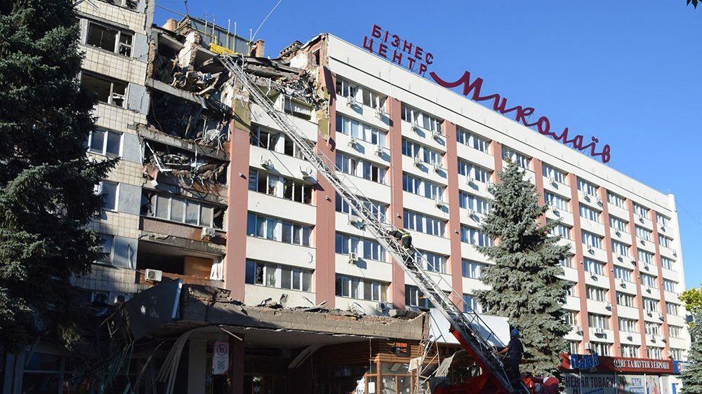 TOPSHOT - This handout picture taken and released by Ukrainian Emergency Service on July 14, 2022 shows rescuers working on a hotel and business centre partialy destroyed by missile strike in the city of Mykolaiv amid the Russian invasion of the country. (Photo by AFP) (Photo by STR/AFP via Getty Images)