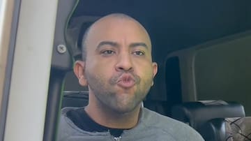 Asesino del mayor de Carabineros Emmanuel Sánchez hace provocador gesto durante su detención en Colombia