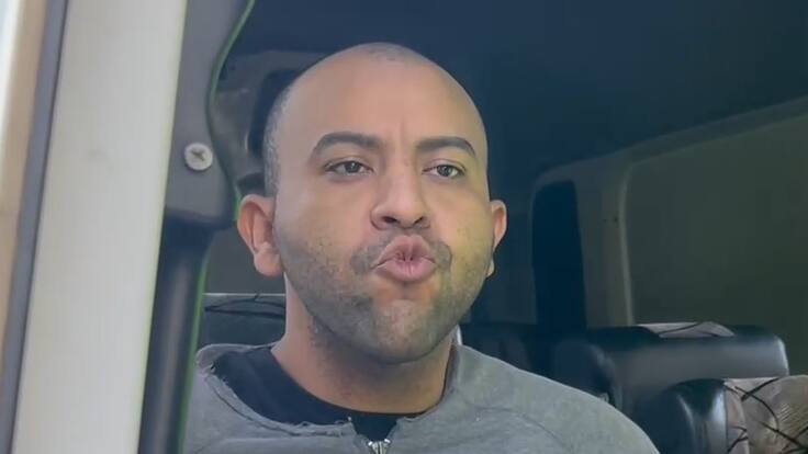 Asesino del mayor de Carabineros Emmanuel Sánchez hace provocador gesto durante su detención en Colombia