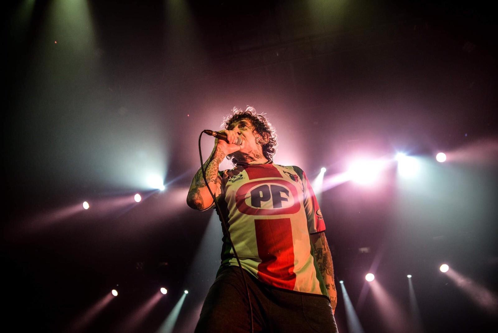 Evaristo de La Polla Records con la camiseta de Palestino. Foto: Nicolás Azaretto – La Polla Records