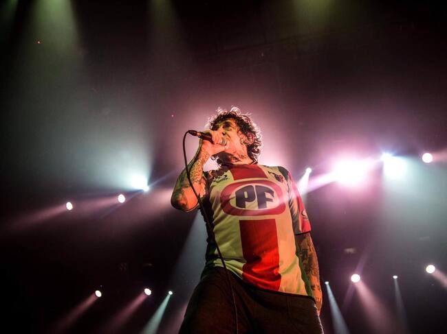 Evaristo de La Polla Records con la camiseta de Palestino. Foto: Nicolás Azaretto – La Polla Records