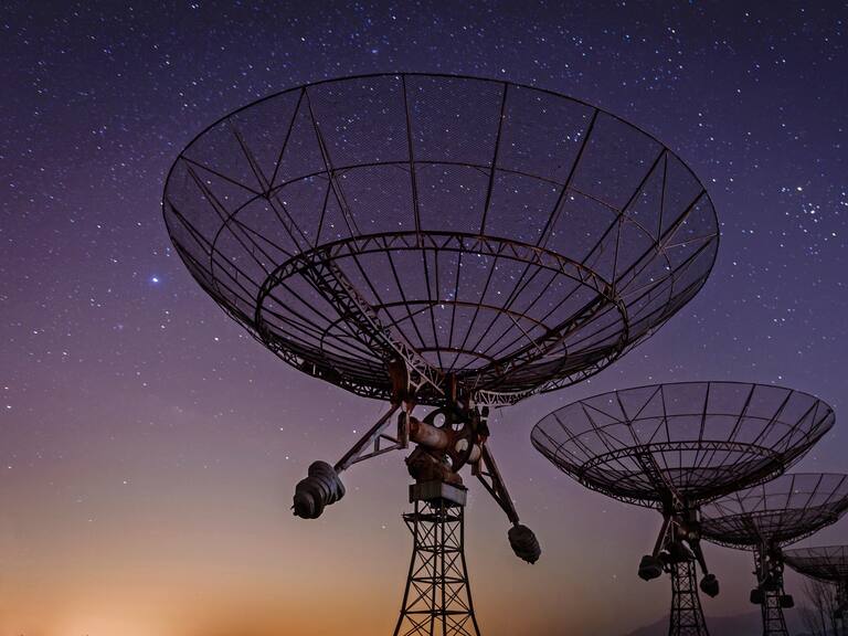 Radio telescopes observe the Milky Way