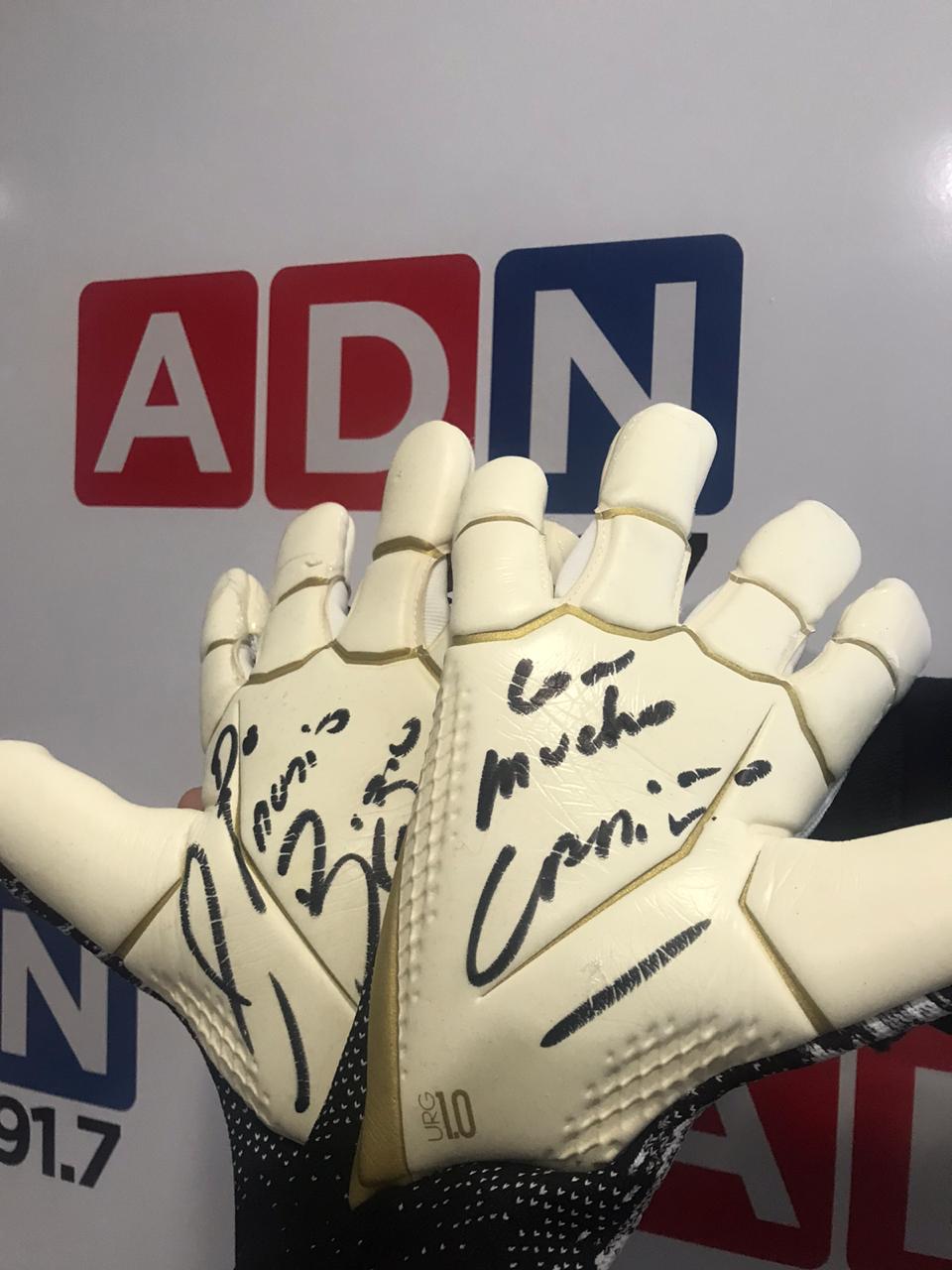 Guantes de Claudio Bravo