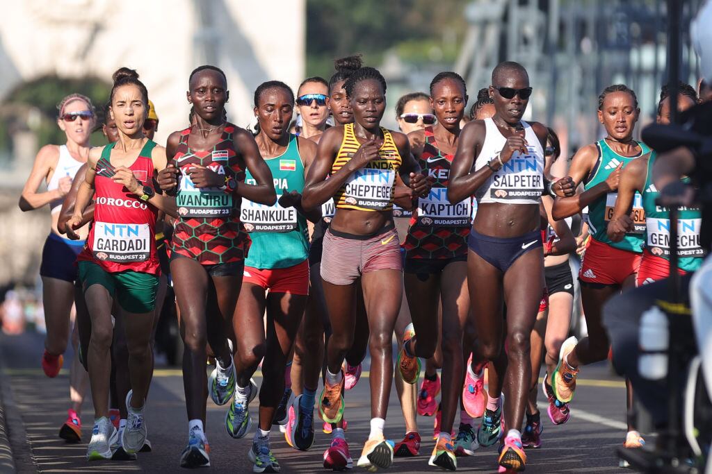 En el centro la atleta Rebecca Cheptegei de Uganda, cuando participaba en una maratón en la ciudad de Budapest en Hungría
