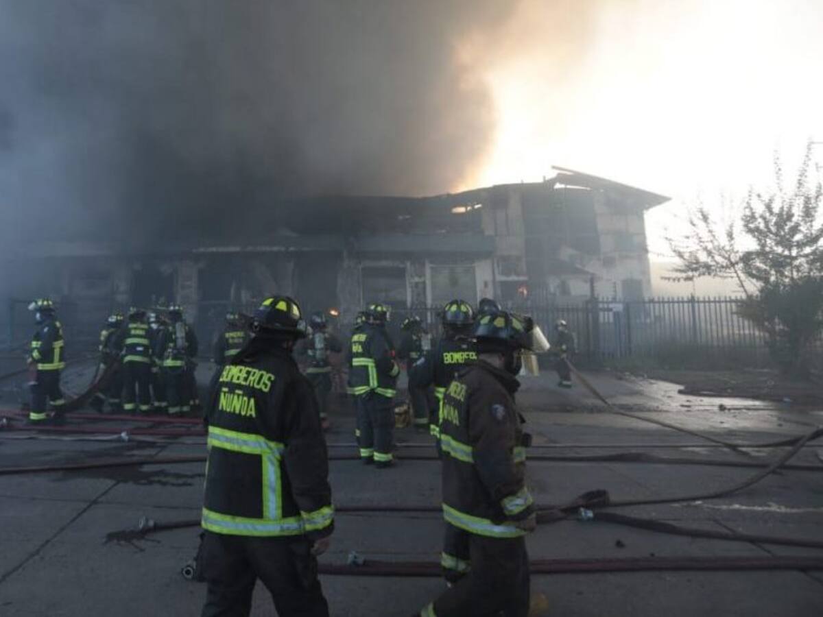 Incendio en fábrica de Macul dejó una persona fallecida