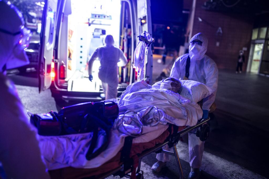 Trabajadores de la salud atienden una emergencia por Covid-19 en Estambul
