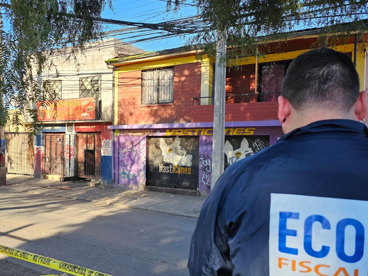 Habría recibido al menos 12 disparos en la cabeza: hombre fue asesinado al interior de un bar en Conchalí