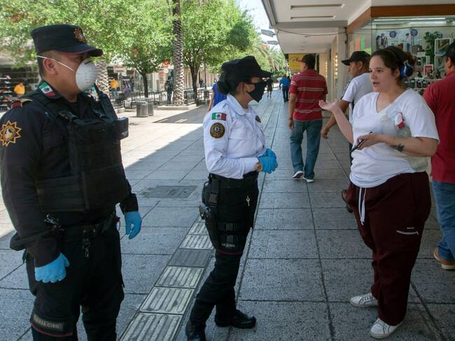 Policías mexicanos informan medidas de prevención sobre el nuevo coronavirus