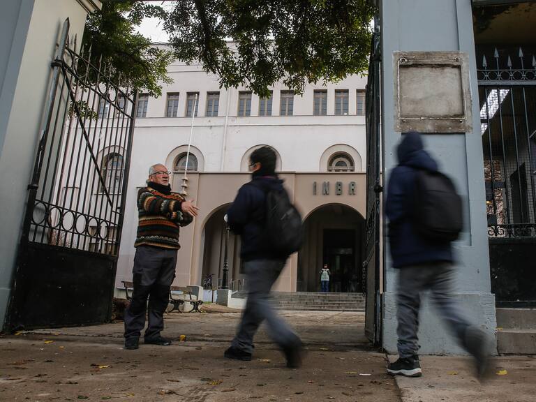 Internación provisoria para adolescente que lanzaba molotovs a Carabineros