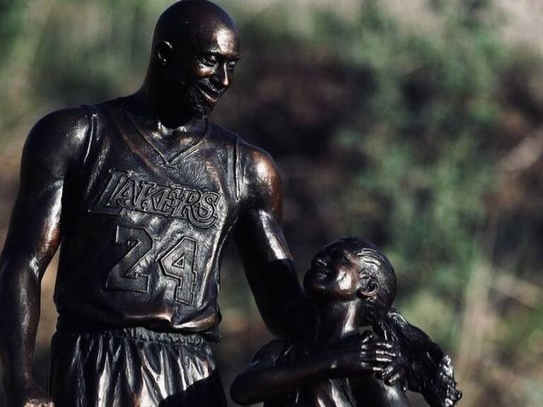 Kobe Bryant y su hija fueron recordados con una estatua en el lugar donde fallecieron