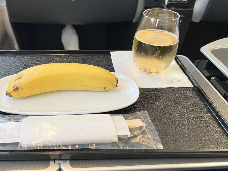 Pidió comida vegana y le sirvieron un plátano: «Pensé que era solo un aperitivo»