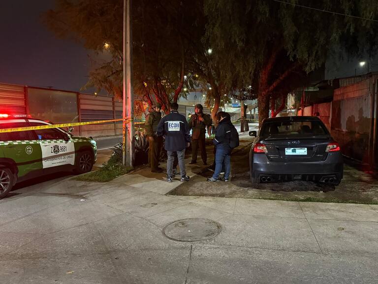 Hombre es encontrado muerto al interior auto en Recoleta: víctima estaría en situación irregular