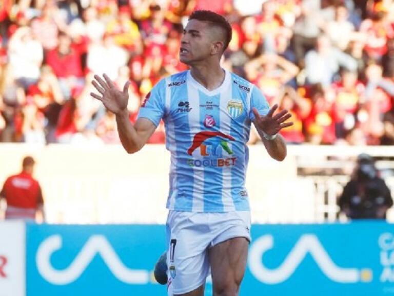 Entrenador se Magallanes se lanzó contra Felipe Flores tras ser expulsado ante la U