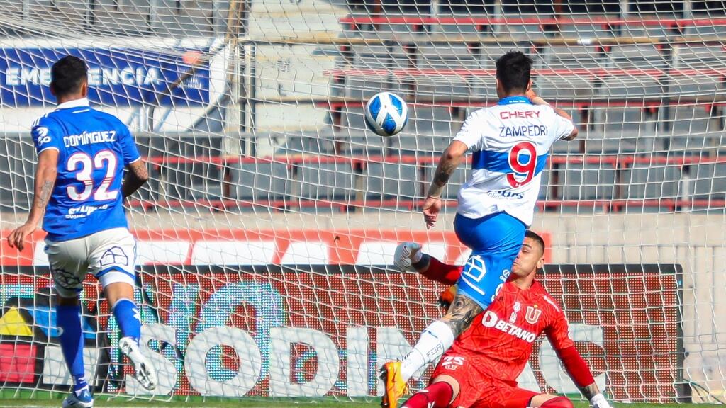 Fernando Zampedri amplía su registro goleador en el Clásico Universitario y con la camiseta de la UC