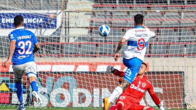 Fernando Zampedri amplía su registro goleador en el Clásico Universitario y con la camiseta de la UC