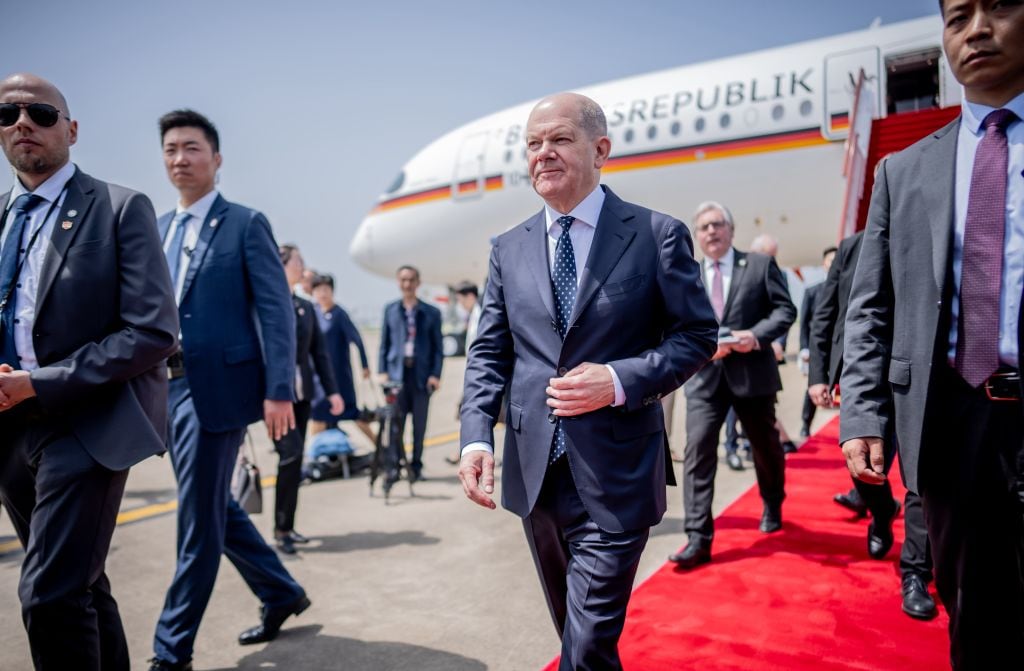 El canciller de Alemania, Olaf Scholz, en su arribo a la ciudad de Chongqing, en el inicio de su visita oficial a China.