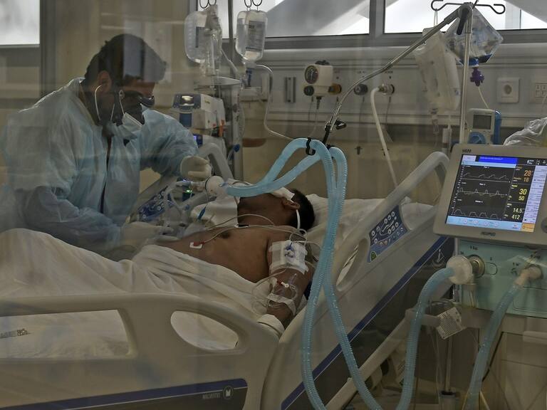 Covid-19: promedio de edad de hospitalizados pasó de 58 años en la primera ola a 53 años en la segunda