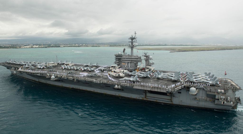 Un grupo de aviones de guerra a bordo del portaaviones USS Theodore Roosevelt