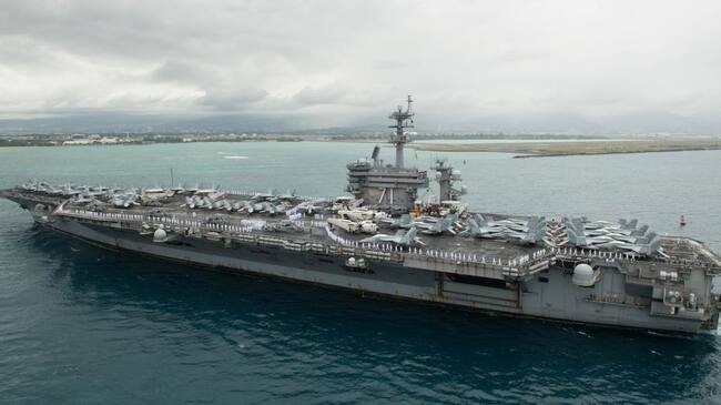 Un grupo de aviones de guerra a bordo del portaaviones USS Theodore Roosevelt